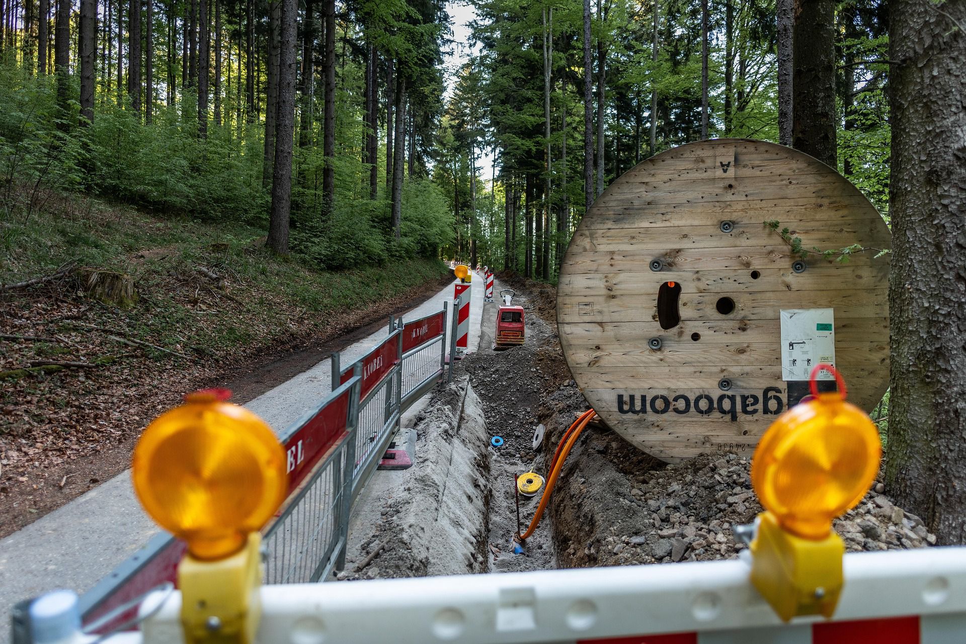 Glasfaser- und Leitungsverlegung