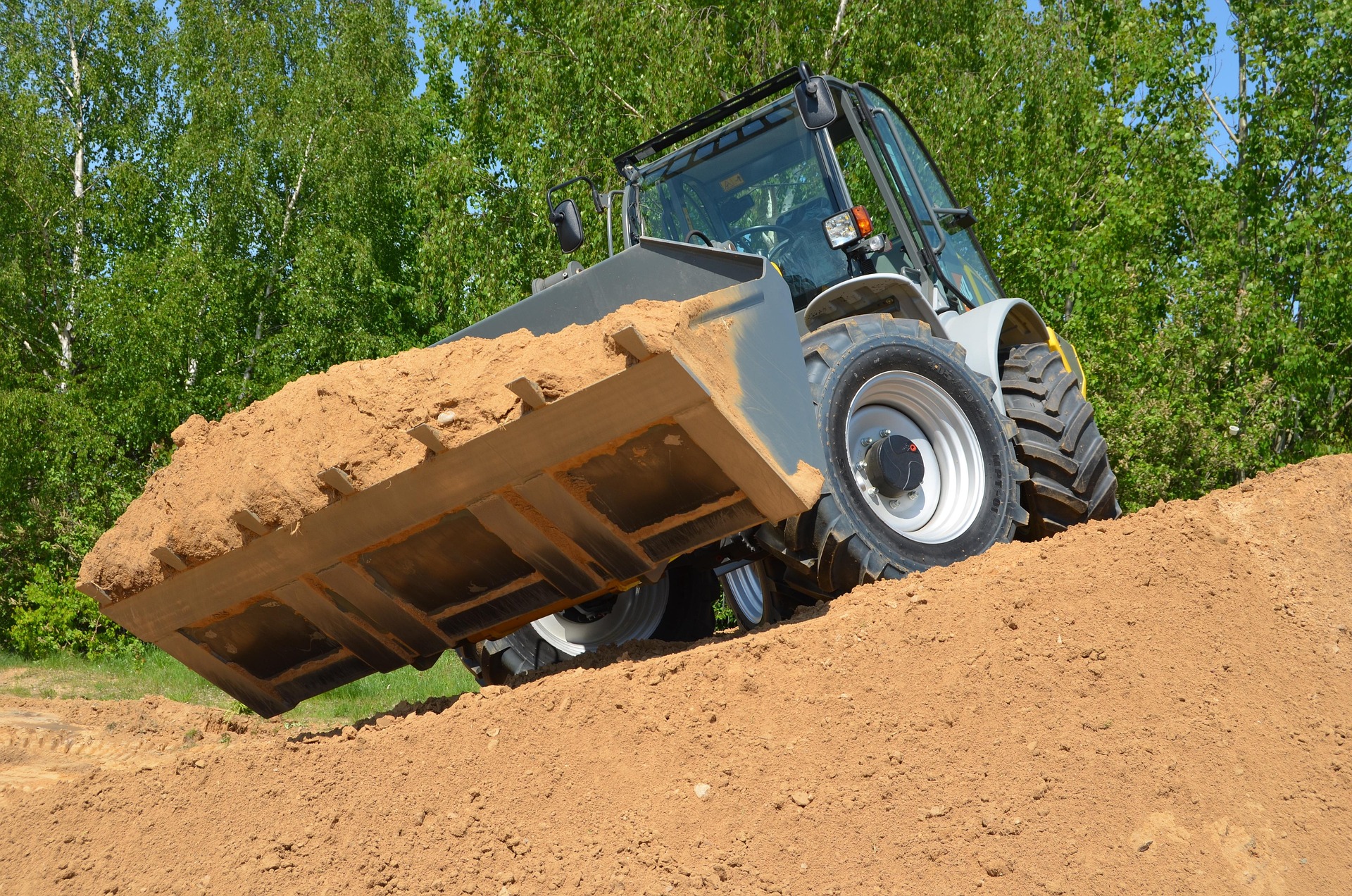 Bagger durch Betonrohr